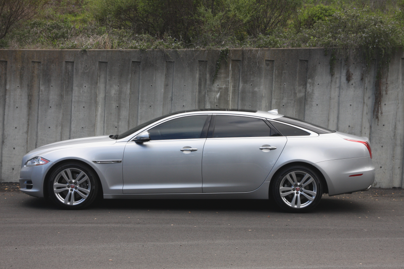 Side profile is probably the X351 XJ’s signature angle. Fastback roof in full effect.